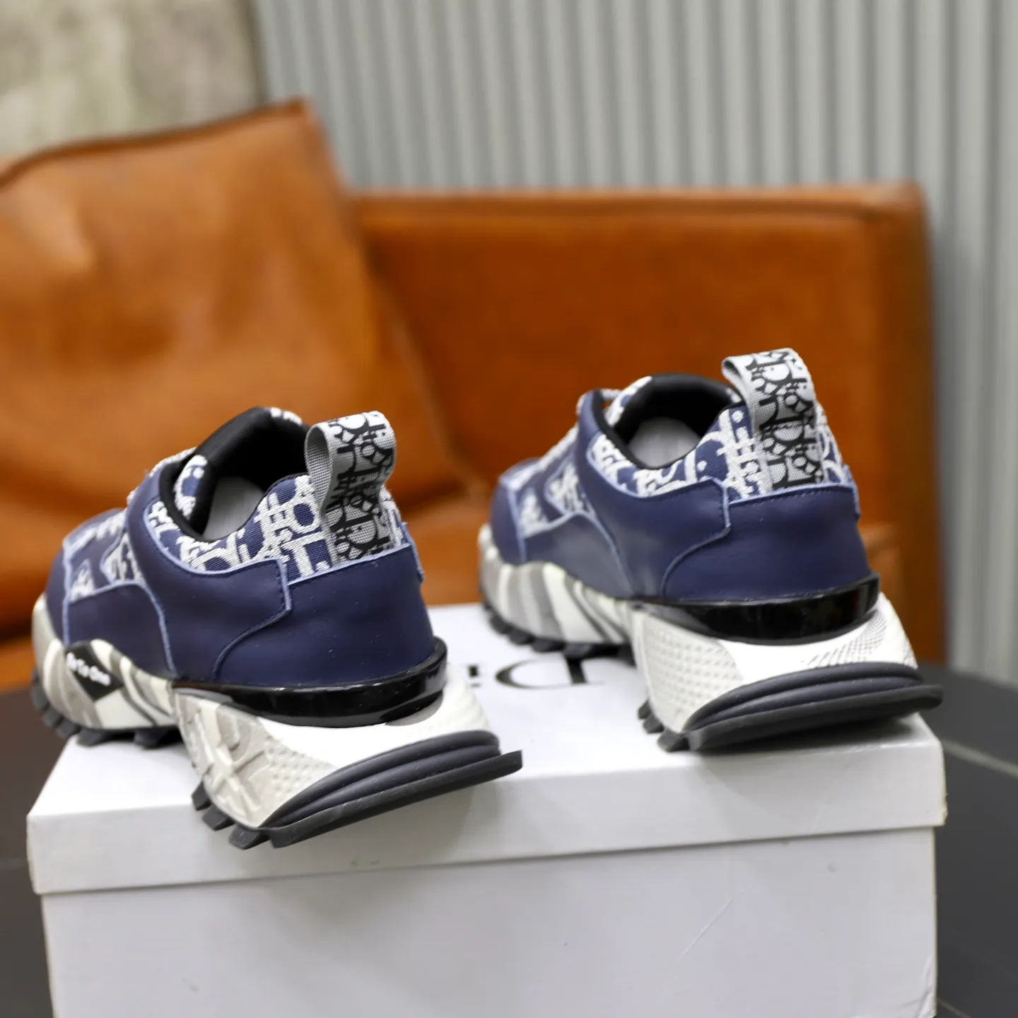 Ex-factory price: 462💰🙅‍♂️🙅‍♂️🙅‍♂️ Brand: Dior DIOR Standard code: 38-44 (45 customized) Grade: Same as the official website Material: Original cowhide material spliced with brand cloth Comfortable and breathable lining Lightweight and wear-resistant sports outsole Style category: Men's fashion casual shoes Running sports shoes Distinguished luxury brand elements Top luxury color: actual picture color